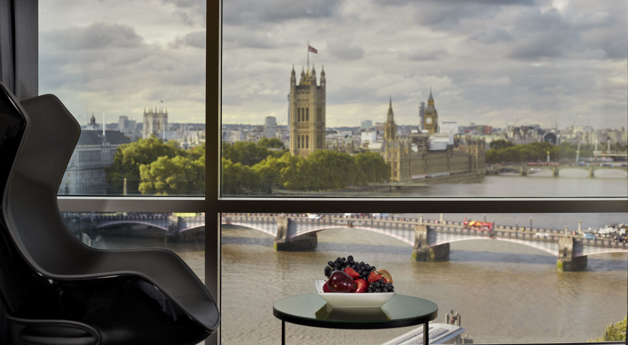 Plaza On The River Aparthotel London Interior photo View from a room